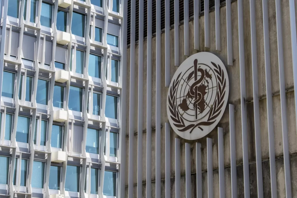 El logotipo y el edificio de la sede de la Organización Mundial de la Salud (OMS) en Ginebra, Suiza, en una imagen de archivo. EFE