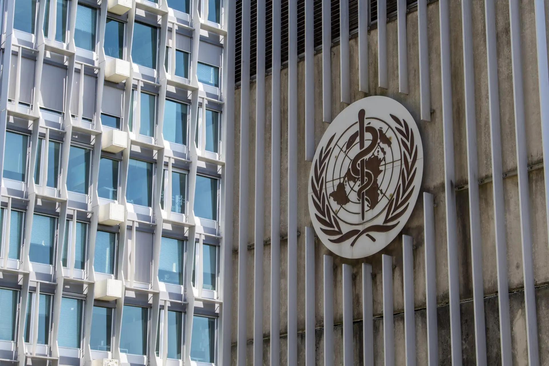 El logotipo y el edificio de la sede de la Organización Mundial de la Salud (OMS) en Ginebra, Suiza, en una imagen de archivo. EFE
