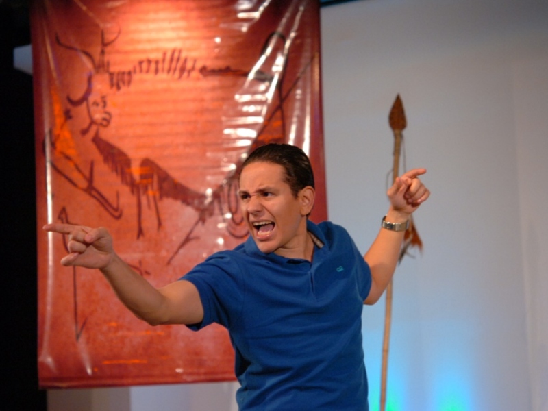 Actor Fer Rodríguez en "El cavernícola" en 2011