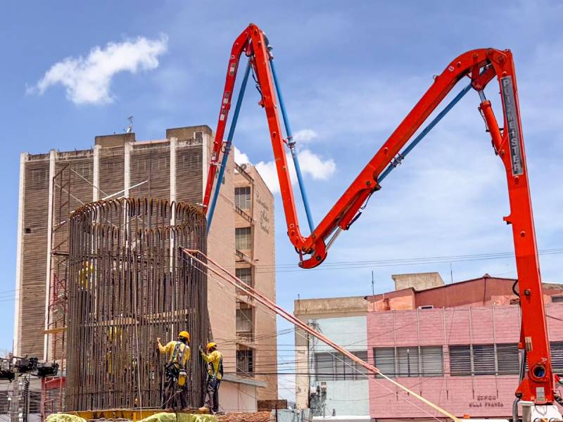 El Ministerio de Obras Públicas y Transporte (MOPT) señaló que el sábado continuó con los trabajos del proyecto del Aerocable, realizando el colado de la pila 14. Foto EDH/Cortesía