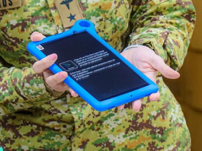 La entrega de dispositivos como tabletas y computadores, impulsa la reducción de la brecha tecnológica en las escuelas de El Salvador. El gobierno ha intensificado la entrega de dichos dispositivos en los últimos años. Foto EDH/Cortesía