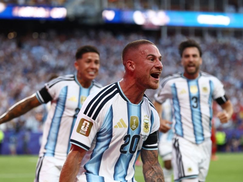 El centrocampista argentino Alexis Mac Allister, número 20, celebra el primer gol