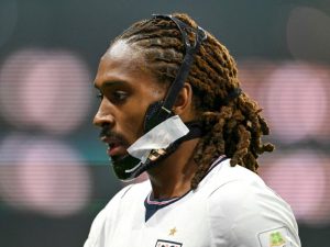 El defensa inglés número 25, Djed Spence, observa el partido de octavos de final del Mundial de 2026