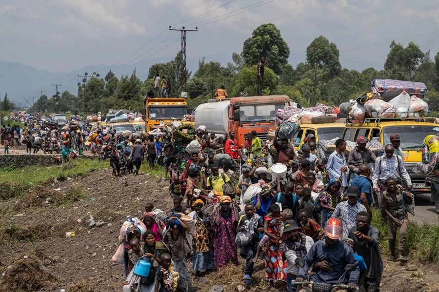 Fotografía de archivo de personas dirigiéndose hacia Goma huyendo de la reanudación de los combates, en Kivu del Norte (República Democrática del Congo). EFE