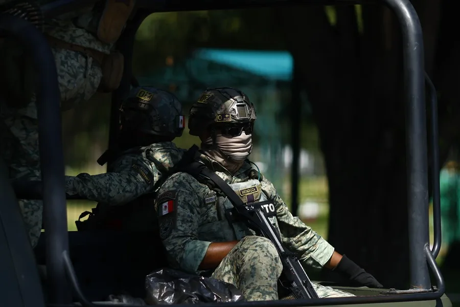 Integrantes del Ejército Mexicano custodian frente al panteón Recinto de la Paz, en Zapopan, Jalisco (México). EFE