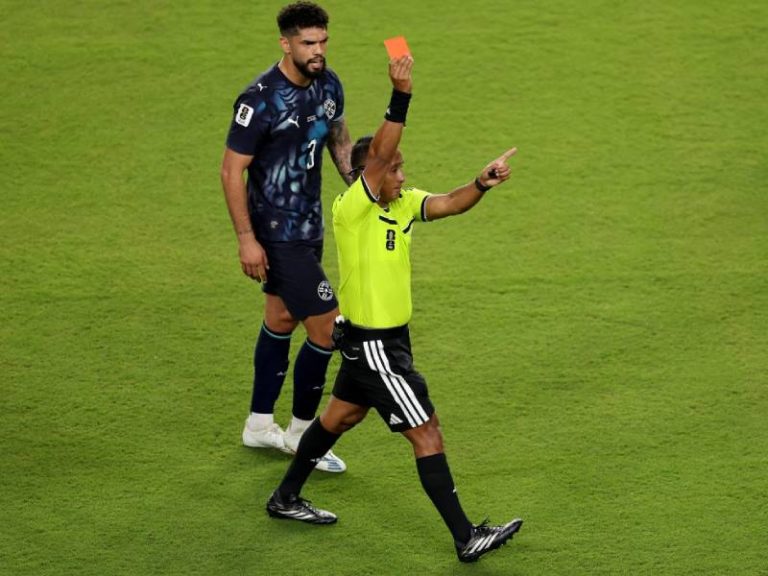 SANTA CLARA, CALIFORNIA - 19 DE JUNIO: El árbitro Ivan Barton le muestra tarjeta roja a Miguel Almirón #10 (no aparece en la foto) de Paraguay por taparse la boca mientras hablaba con otro jugador durante el partido del Grupo D de la Copa Mundial de la FIFA 2026 entre Turquía y Paraguay en el Estadio del Área de la Bahía de San Francisco el 19 de junio de 2026 en Santa Clara, California. Stu Forster/Getty Images/AFP (Foto de Stu Forster / GETTY IMAGES NORTH AMERICA / Getty Images vía AFP)
