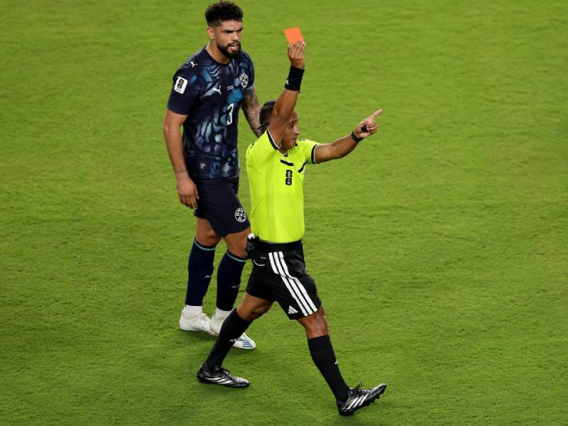 SANTA CLARA, CALIFORNIA - 19 DE JUNIO: El árbitro Ivan Barton le muestra tarjeta roja a Miguel Almirón #10 (no aparece en la foto) de Paraguay por taparse la boca mientras hablaba con otro jugador durante el partido del Grupo D de la Copa Mundial de la FIFA 2026 entre Turquía y Paraguay en el Estadio del Área de la Bahía de San Francisco el 19 de junio de 2026 en Santa Clara, California. Stu Forster/Getty Images/AFP (Foto de Stu Forster / GETTY IMAGES NORTH AMERICA / Getty Images vía AFP)