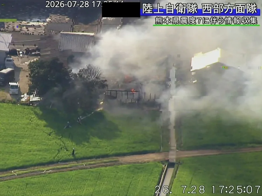Un edificio en llamas tras el terremoto registrado en la ciudad de Uki, prefectura de Kumamoto, Japón, este 28 de julio. EFE