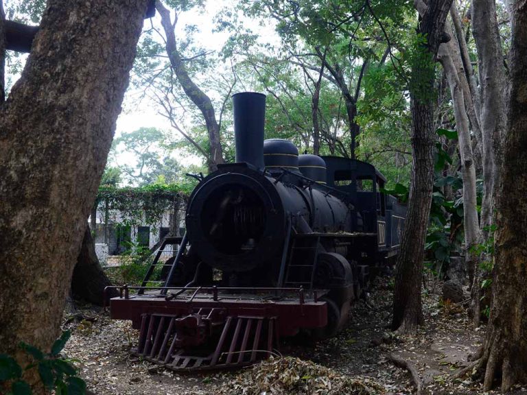 Estación del tren de Sonsonate donde descansa uno de los trenes que recorrieron los rieles.