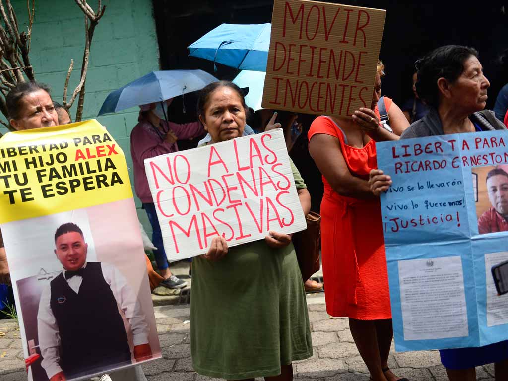 Familiares sostienen pancartas que dicen "Libertad para mi hijo Alex" y "No a las condenas masivas" durante el plantón.