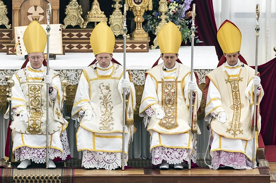 cuatro religiosos ordenados obispos en una misa pontifical organizada por la Sociedad de San Pío X (SSPX) en Écone, cerca de Sion, Suiza, este l 1 de julio