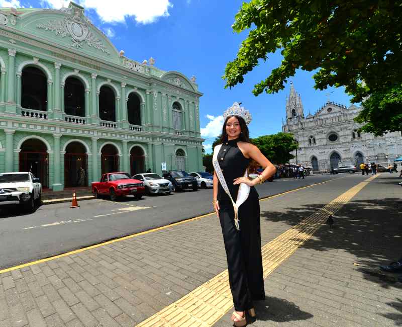 REINA DE FIESTAS PATRONALES DE SANTA ANA Con 20 años de edad, Eíme Abigail Olmedo Sánchez reina en Fiestas Julias 2026. Como orgullosa representante de Santa Ana Centro, porta la corona que exalta tradición, gracia y fervor cultural en el corazón de la cabecera departamental.