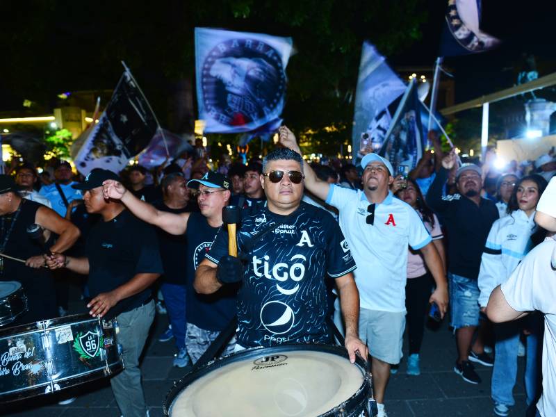 Igualmente, la barra brava se sumó con entusiasmo para apoyar.