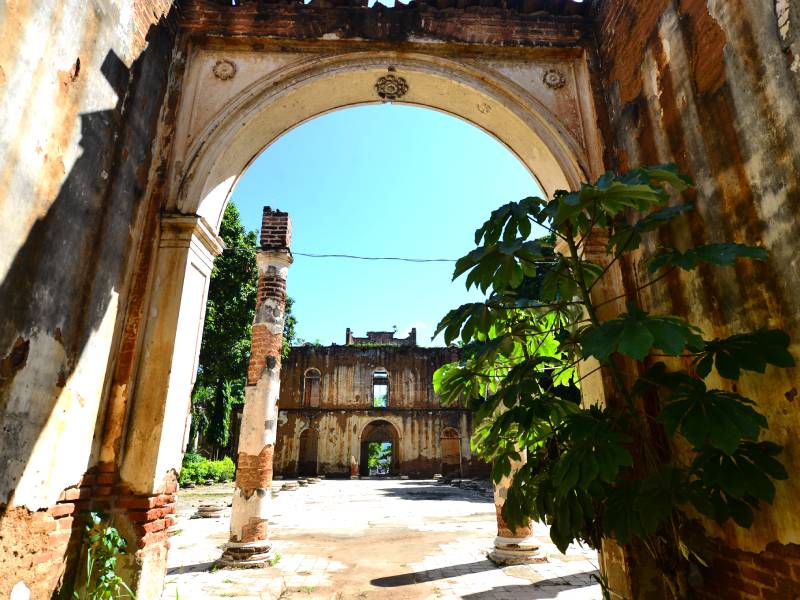Donde la historia se resiste a caer: la Escuela José Mariano Méndez.