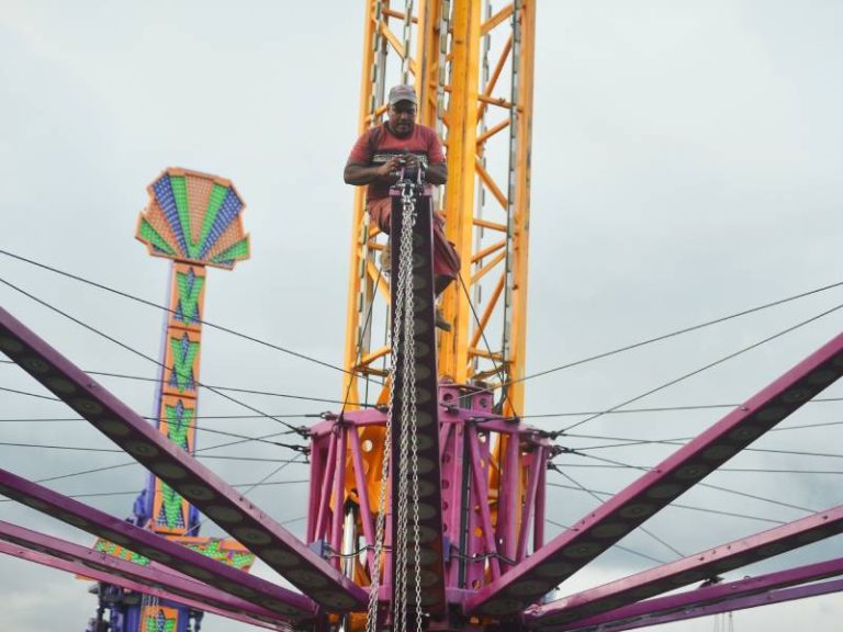 Montaje en SivarLand: Un obrero instala las ruedas más altas para la feria.