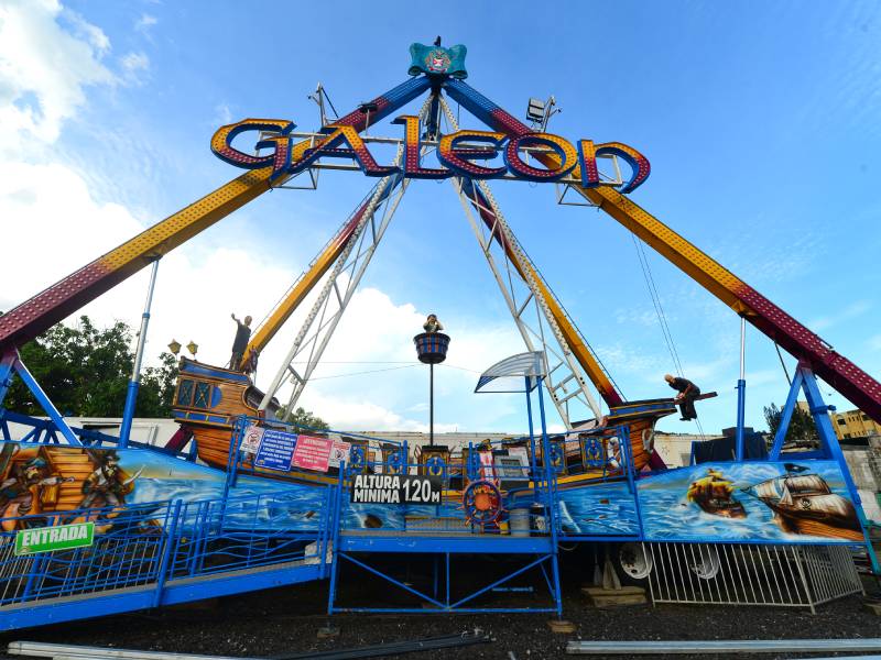 ista frontal del 'Galeón', el barco pirata ya instalado en el campo ferial SivarLand.