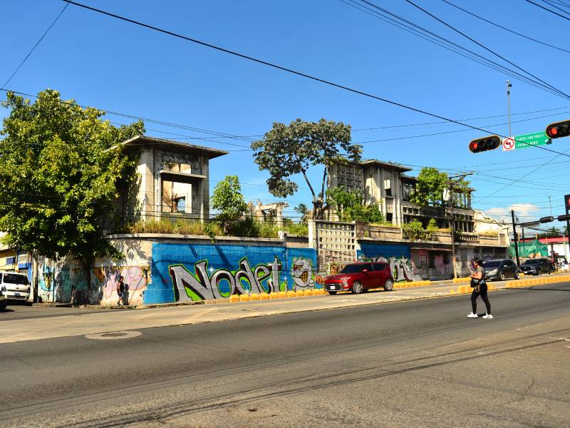 Restos de la fachada neocolonial de la Casa Salaverría todavía en pie frente a escombros.