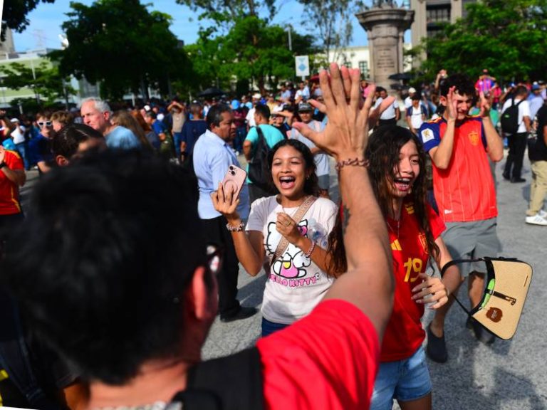 Aquí tienes tres opciones alternativas que mantienen la misma fuerza visual, corrigen la ortografía y se quedan estrictamente por debajo de los 112 caracteres: Opción 1: La afición española desata su euforia tras el gol de su selección en la Plaza Cívica del Centro Histórico.