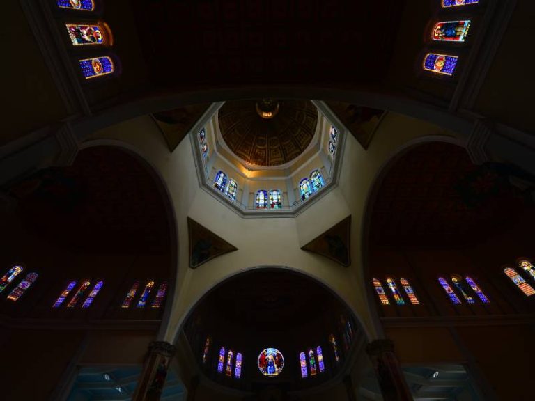 Vitrales restaurados e iluminados en el interior de la Parroquia Don Rúa en San Salvador.
