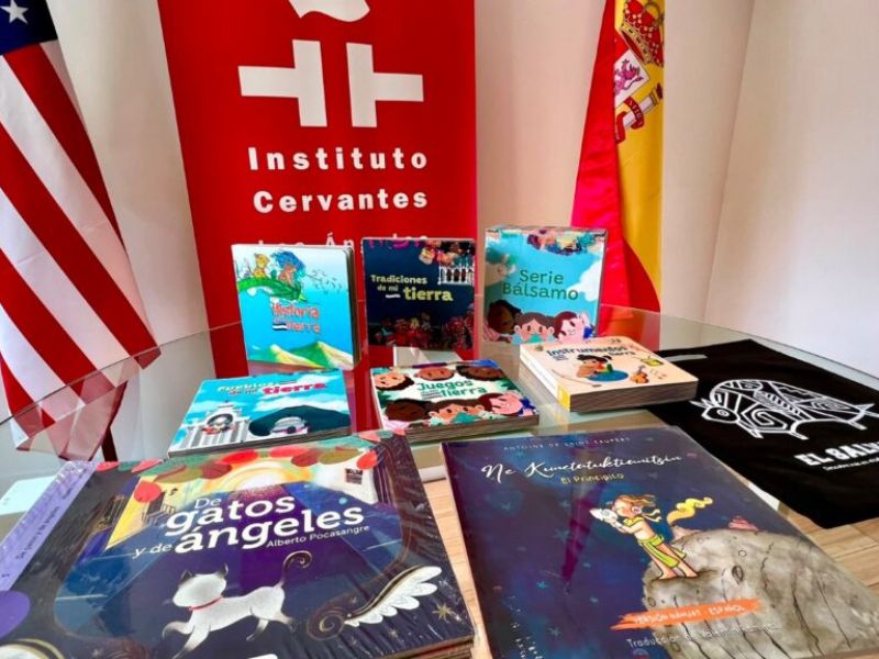 Libros de El Salvador en la biblioteca del Instituo Cervantes de Los Ángeles, California