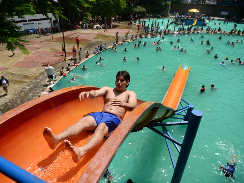 "¡La adrenalina se vive mejor en Los Chorros! Diversión total y pura frescura en familia.