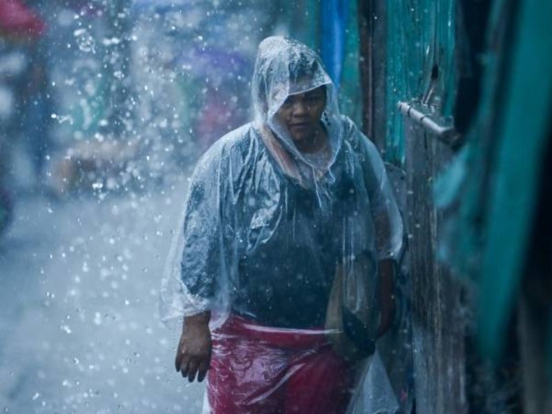 Las personas deben salir preparadas de sus casas debido a las lluvias que podrían afectar algunas zonas del país, de acuerdo al pronóstico del MARN. Foto EDH/Archivo