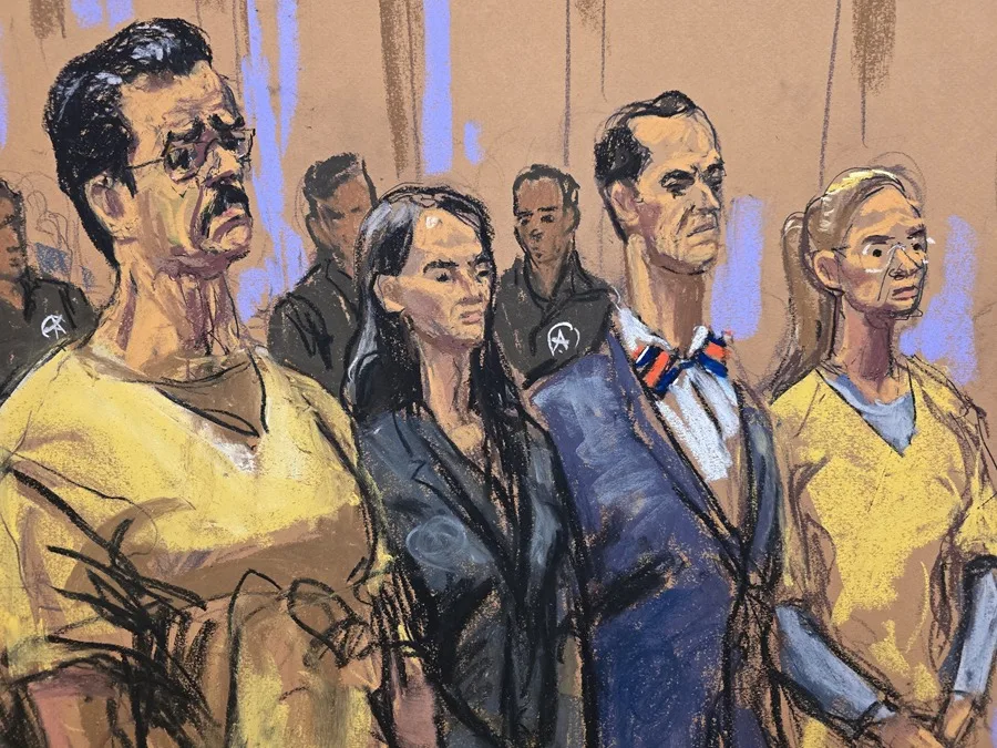 Fotografía de un dibujo realizado por la artista Jane Rosenberg que muestra al presidente depuesto de Venezuela, Nicolás Maduro (i); su esposa, Cilia Flores (d), y los abogados defensores Anna Estevao (2i) y Mark Donnelly (2d), durante una audiencia de seguimiento del proceso por cargos de narcoterrorismo y narcotráfico, este miércoles en Nueva York (Estados Unidos). EFE