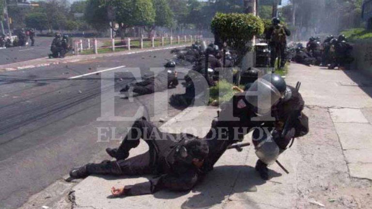 Los policías heridos y fallecidos son auxiliados por sus compañeros tras el ametrallamiento realizado por Mario Belloso.