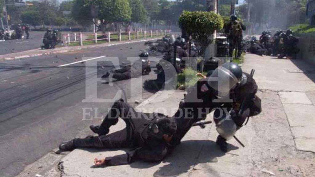 Los policías heridos y fallecidos son auxiliados por sus compañeros tras el ametrallamiento realizado por Mario Belloso.