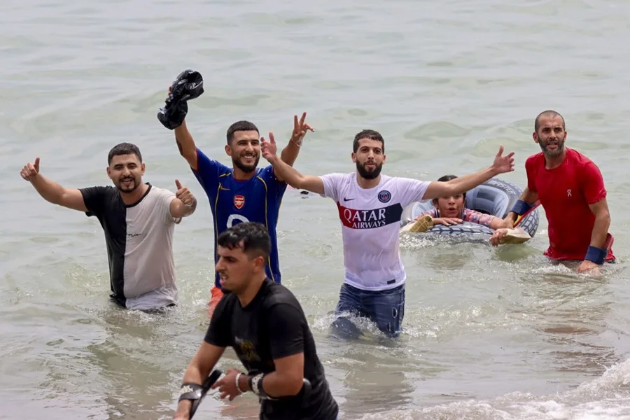 Miles de jóvenes marroquíes llegaron este jueves a la frontera entre Castillejos (Marruecos) y Ceuta para tratar de cruzar la valla que separa las dos ciudades. EFE