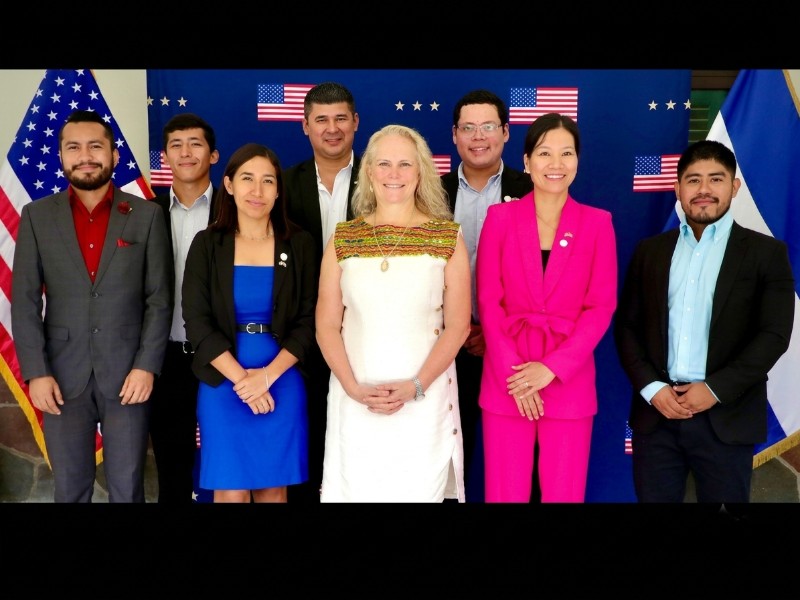 Naomi Fellows junto a los becarios