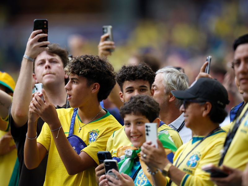 Grupo de jóvenes aficionados de Brasil en la Copa FIFA 2026