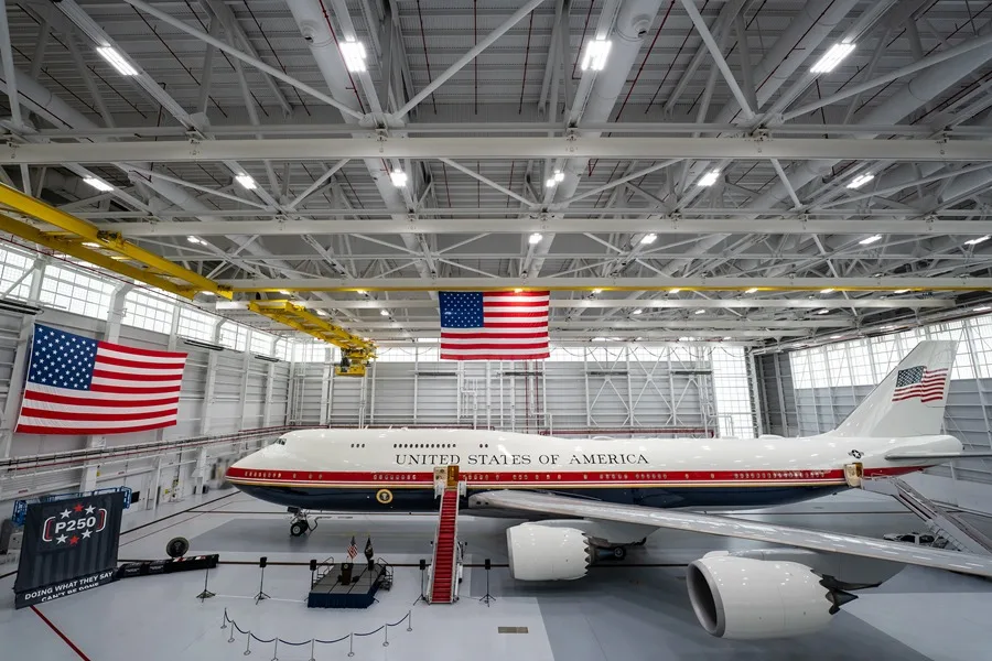 Fotografía difundida por la Fuerza Aérea de EE.UU. del nuevo Air Force One, un Boeing 747-8, en su primera exhibición pública este viernes, en la Base Conjunta Andrews, a las afueras de Washington (EE.UU.). EFE
