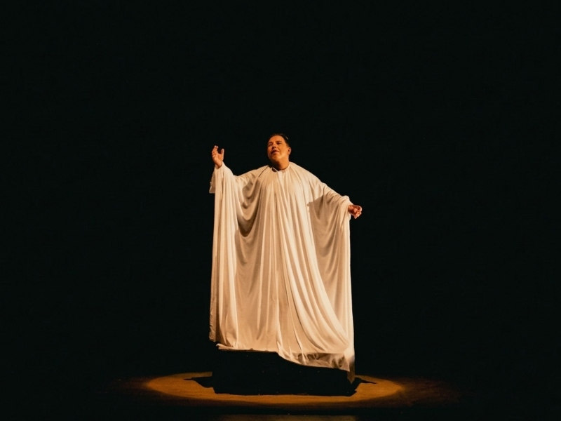 Actor y dramaturgo Cruz Manuel Barragán Moreno en la obra "Niño de agua" de Teatro VASO de México