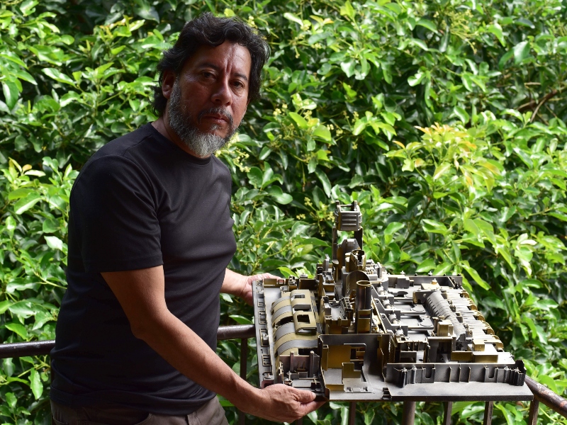Artista visual salvadoreño Óscar Pérez