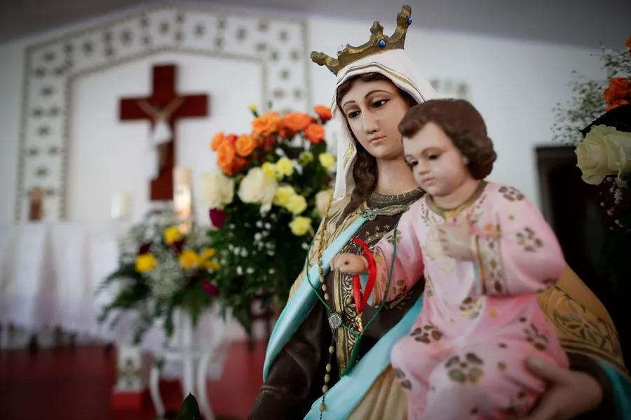 Imagen de la Virgen del Carmen en una capilla en el pueblo pesquero de Punta Chame (Panamá). EFE/