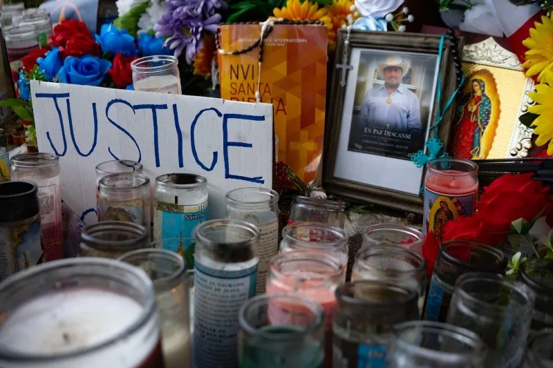 Fotografía que muestra una imagen del migrante mexicano Lorenzo Salgado en un altar en su honor este viernes, en el sitio donde fue asesinado en Houston. EFE