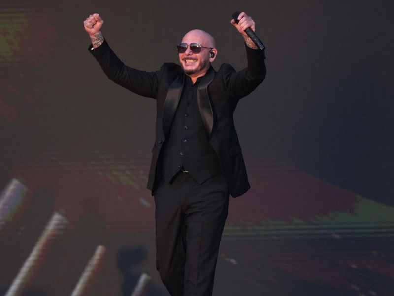 Pitbull registra récord Guinness en Londres, donde ofreció un concierto