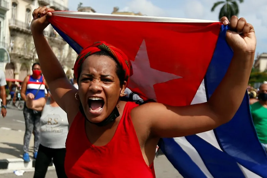 Fotografía de archivo del 11 de julio de 2021 que muestra a una mujer durante una manifestación, en La Habana (Cuba). EFE
