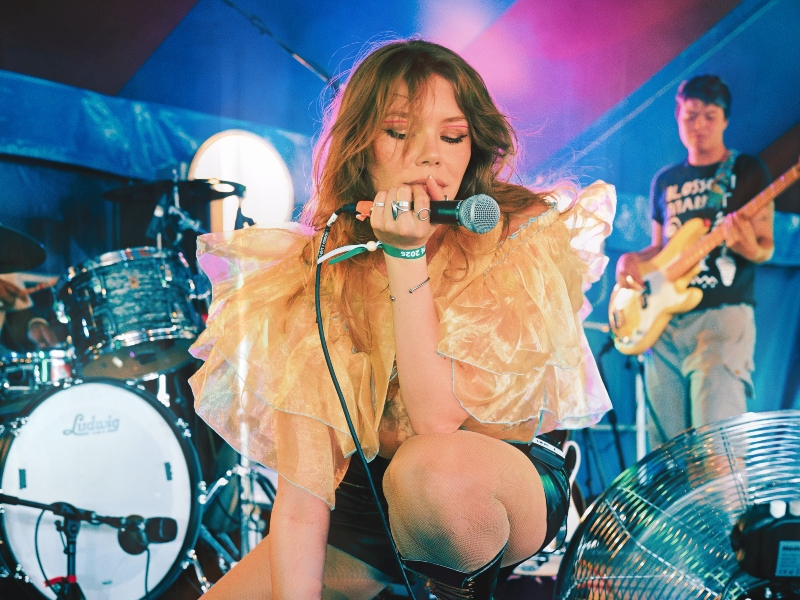 Rachel Croft graba audiovisual en El Salvador y lo estrena en el Marte
