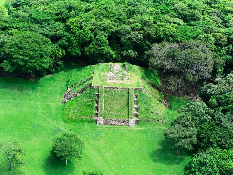 Vista aérea de una de las estructuras del sitio prehispánico Cihuatan, El Salvador