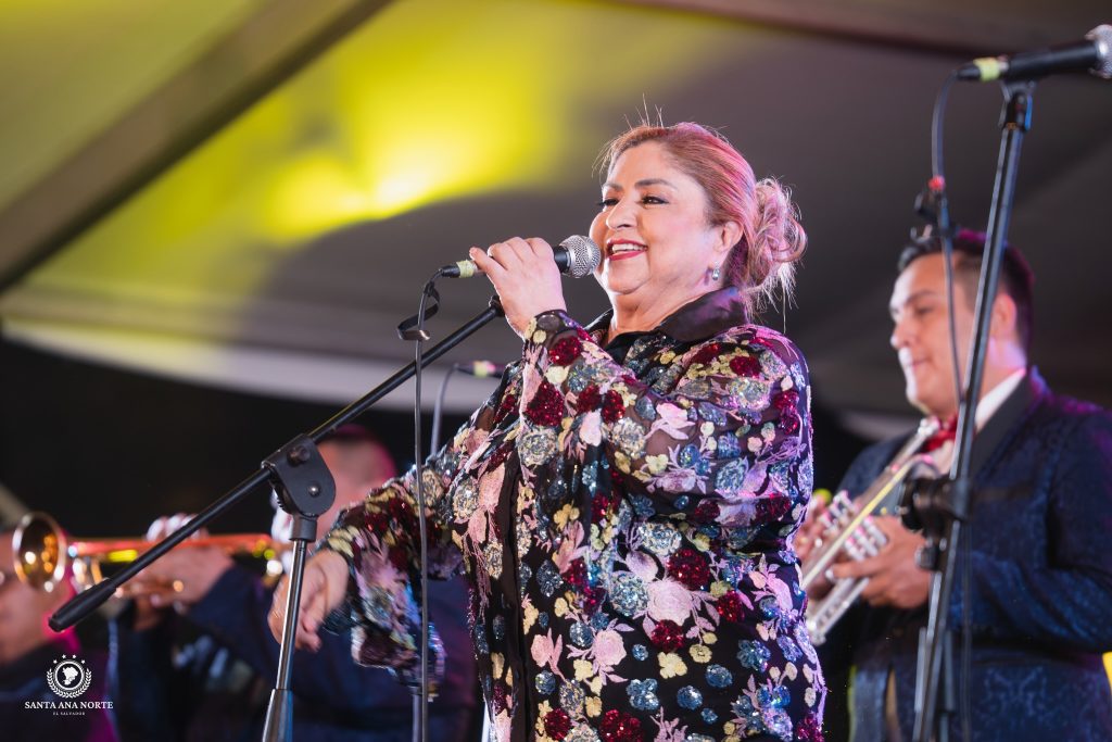 Nory Flores en concierto, en la ciudad de Metapán, Santa Ana