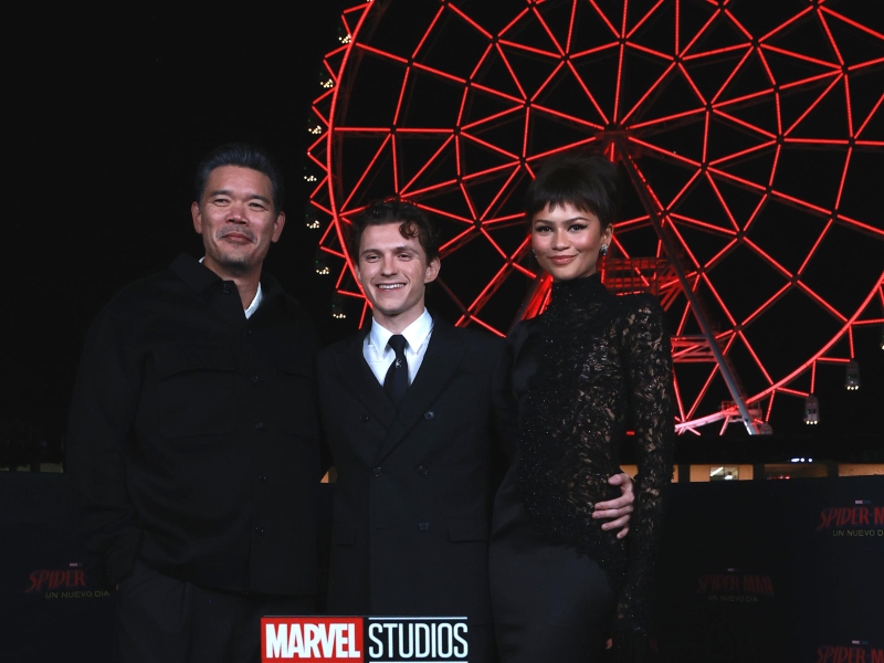 Tom Holland, Zendaya y el director Destin Daniel Cretton, posando en México