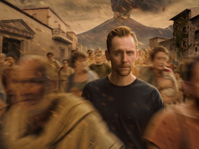 Tom Hiddleston en la grabación del filme documental sobre Pompeya de Natgeo
