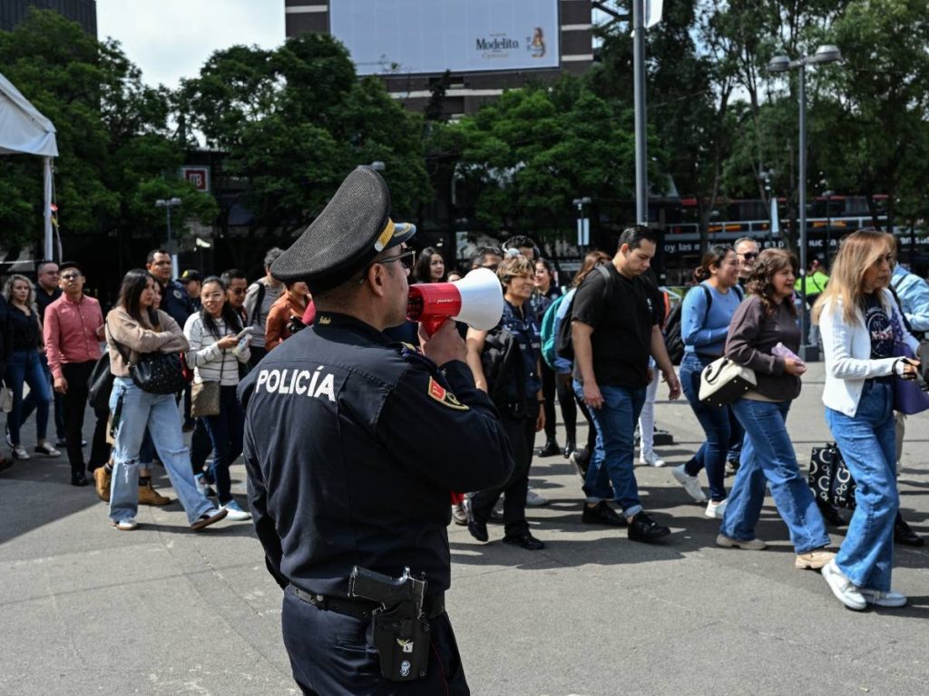 Policía ayuda a la evacuacion ordenada de población.