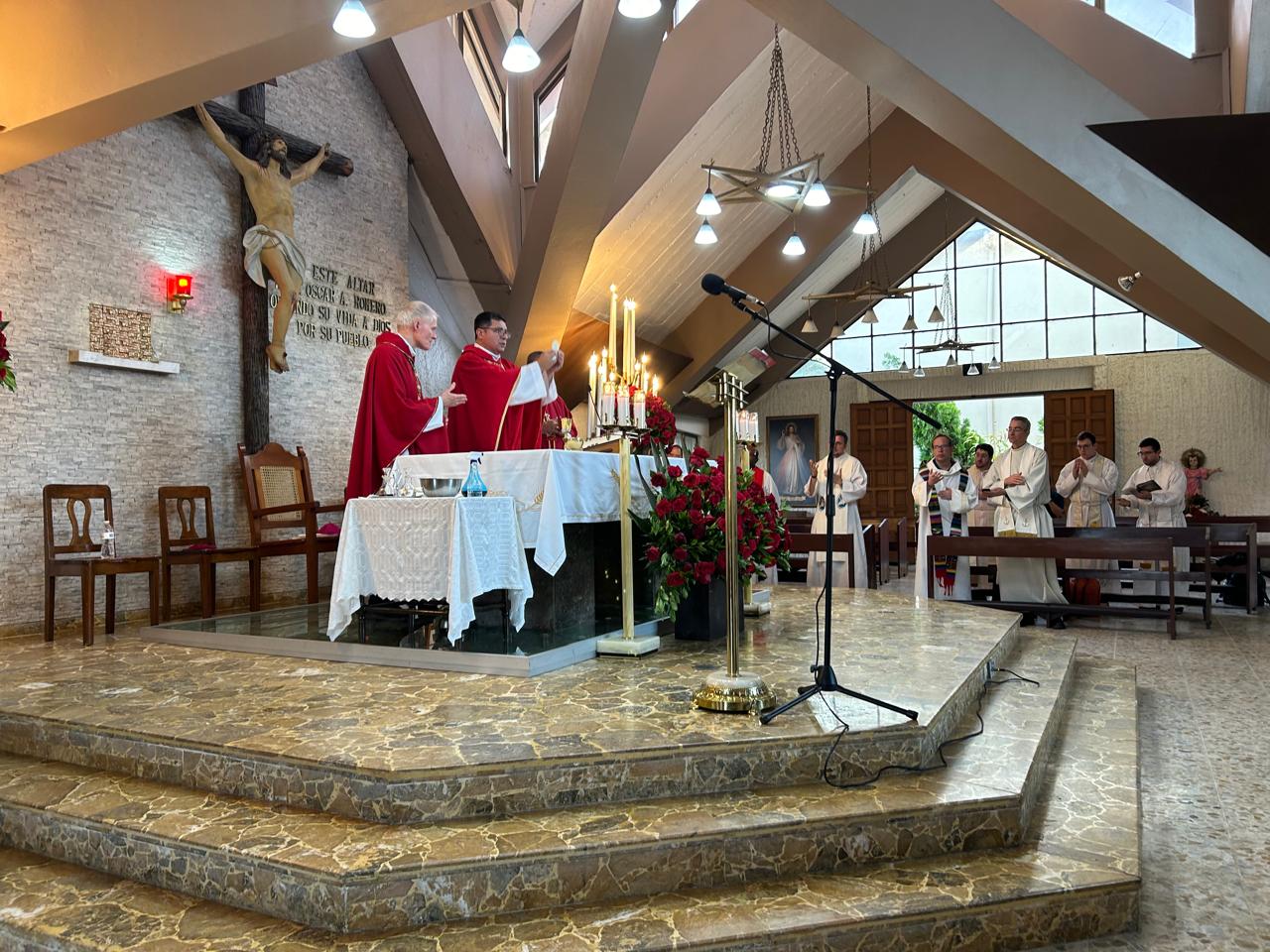 Foto de archivo de visita de monseñor Evelio Menjívar a la Capilla del Hospital de la Divina Providencia, sitio del martirio de San Romero