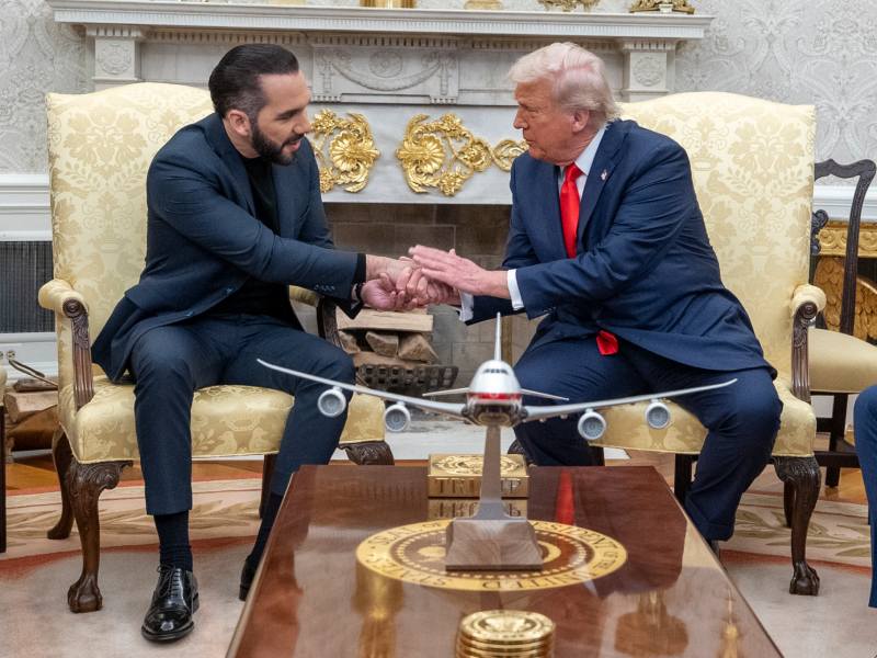 Fotografía de archivo, tomada el 14 de abril de 2025, en la que se captó al presidente de Estados Unidos, Donald Trump (d), al estrechar la mano de su homólogo salvadoreño, Nayib Bukele (i), al recibirlo en el Despacho Oval de la Casa Blanca, en Washington DC (EE.UU.). EFE