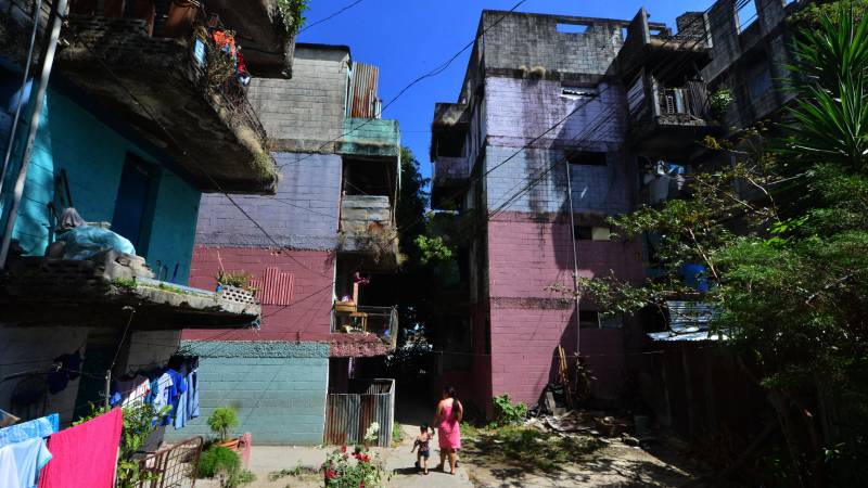 Dos edificios de cinco niveles siguen en pie a pesar de los daños estructurales causados por los terremotos de 1986 y 2001. Foto EDH/ Emerson Del Cid