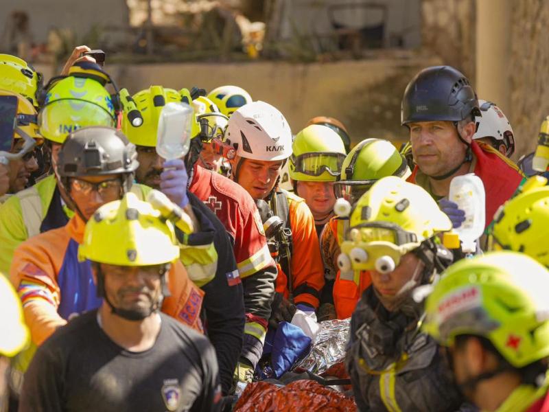 Varios países, incluyendo El Salvador, participaron en las tareas de rescate de la persona que permaneció 7 días atrapadas entre los escombros de un edificio en Venezuela. Foto EDH/Cortesía