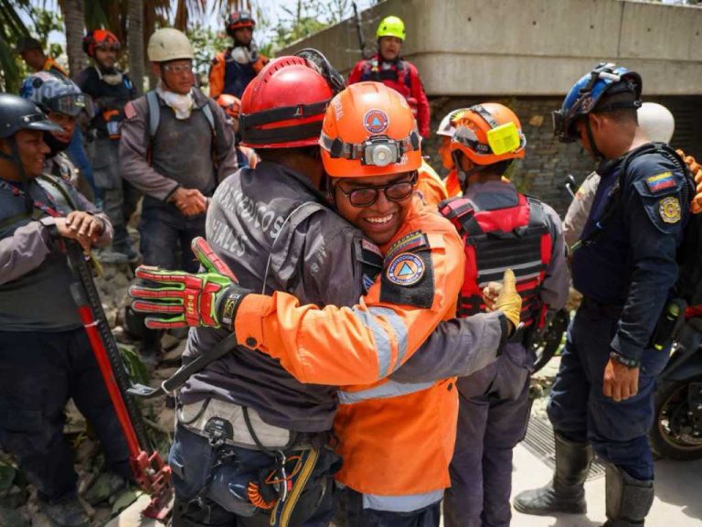 Un emotivo abrazo de solidaridad entre un miembro de Protección Civil de El Salvador y un paramédico vial en la zona de operaciones.